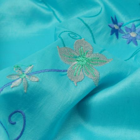 Vyšívaný taft s pruhy z květů tyrkysový