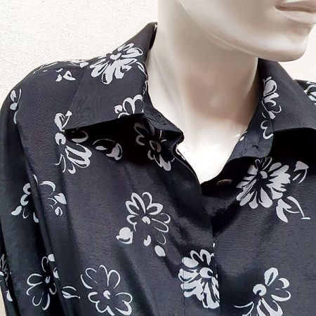 Viskozová látka na šaty temně modrá s květy