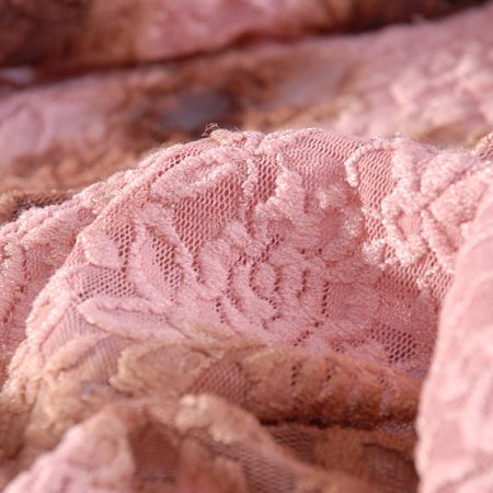 Pružná romantická krajka batika hnědá/starorůžová