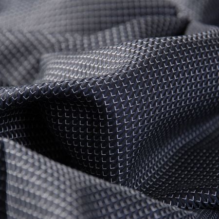 Žakárová látka vhodná na košile černobílá