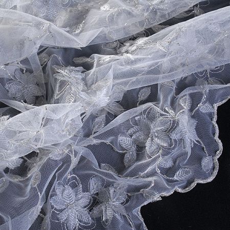 Efektní krajka vyšívaný tyl s plastickými květy