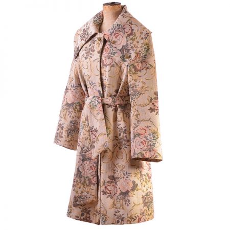 Originální podzimní kabát s gobelínovým motivem