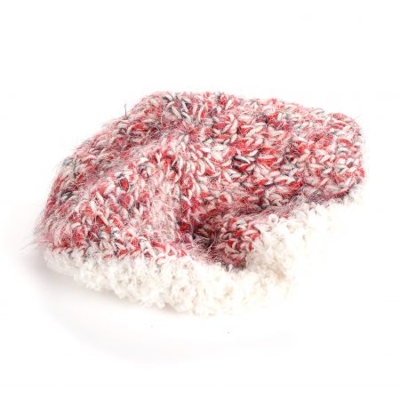 Baret háčkovaný v barvách červenobílého melíru