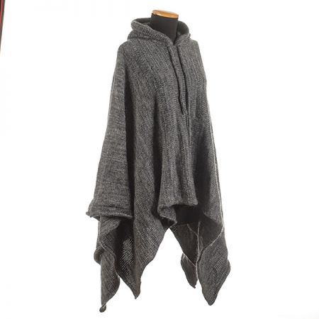 Pletené pončo s kapucí