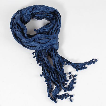 Jemná šála kreš s bambulkami tm.modrá