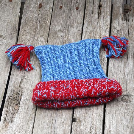 Pletená čepice Marlen „hranatka“ se střapci 