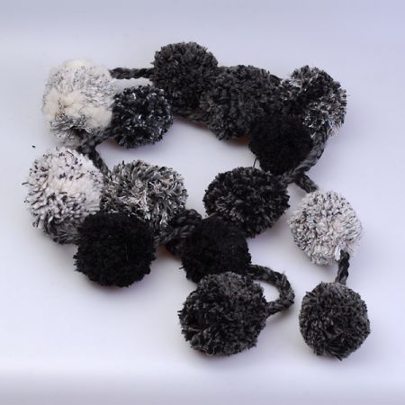 Efektní bambulková šála Marlen černošedá