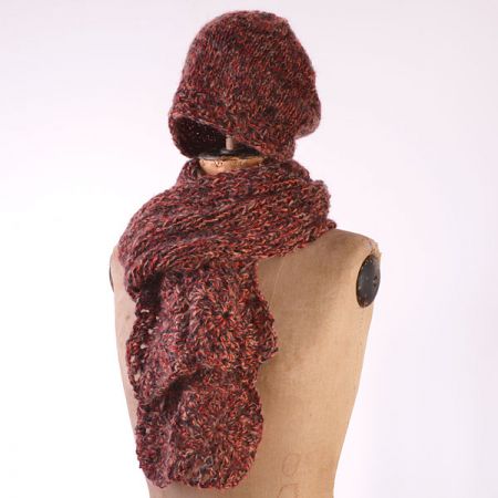 Pletená šála a čepice s háčkovaným lemem červenohnědá