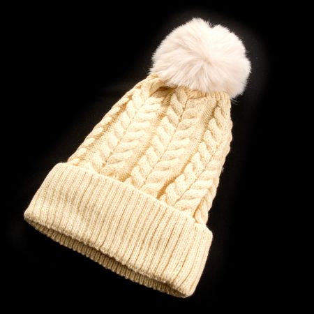 Čepice copánková s bambulí zateplená krémová